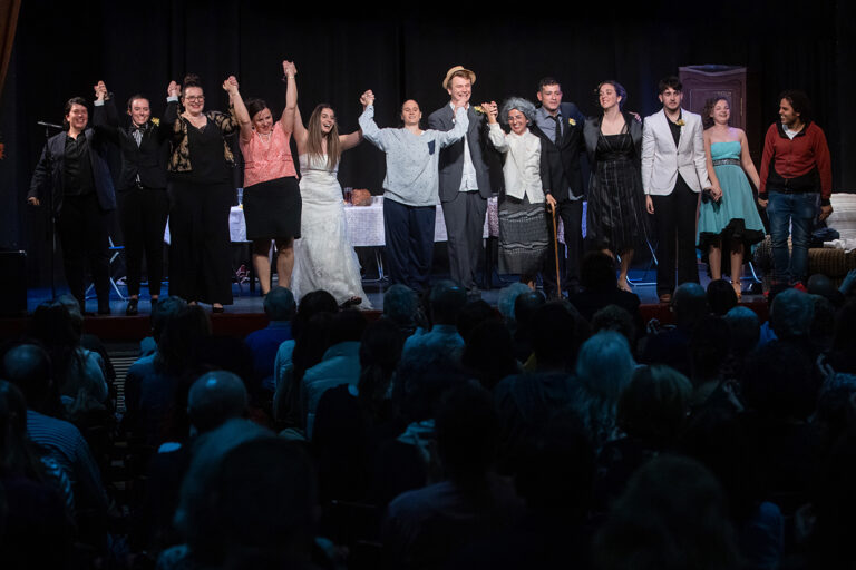 El grup de Teatre d’Adults presenta “Pel davant i pel darrera” aquest dimecres a La Tramolla